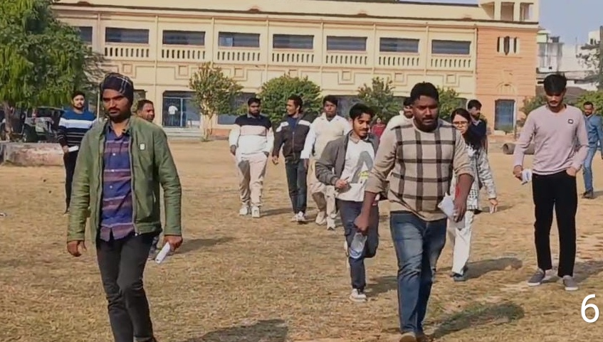 परीक्षा देकर बाहर निकलते अभ्यर्थी परीक्षा देकर बाहर निकलते अभ्यर्थी