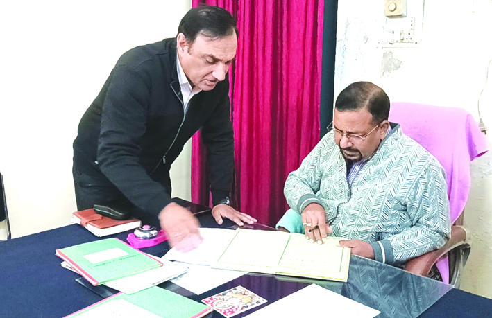 छापेमारी के दौरान डीएम छापेमारी के दौरान डीएम