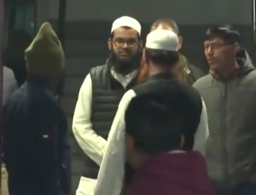 परिजन खालिद को अपने साथ ले जाते हुए परिजन खालिद को अपने साथ ले जाते हुए