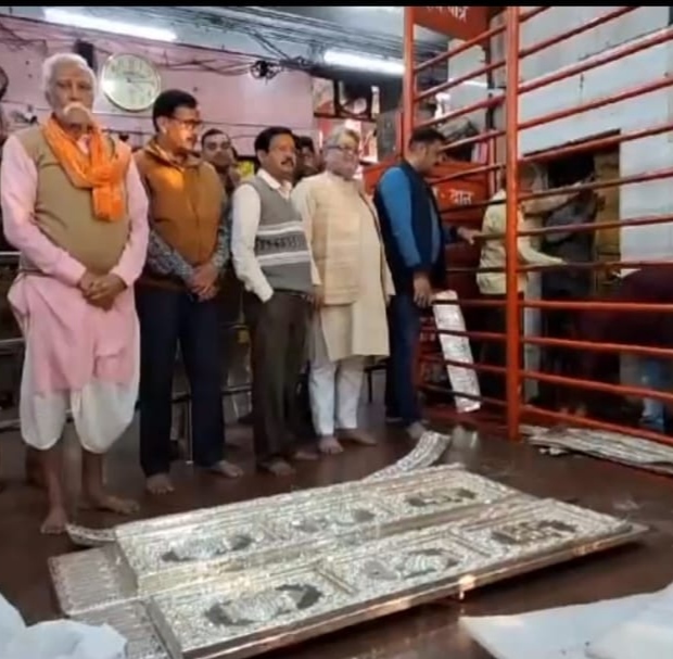 विंध्यधाम में लगने वाला चांदी का दरवाजा और यजमान। विंध्यधाम में लगने वाला चांदी का दरवाजा और यजमान।