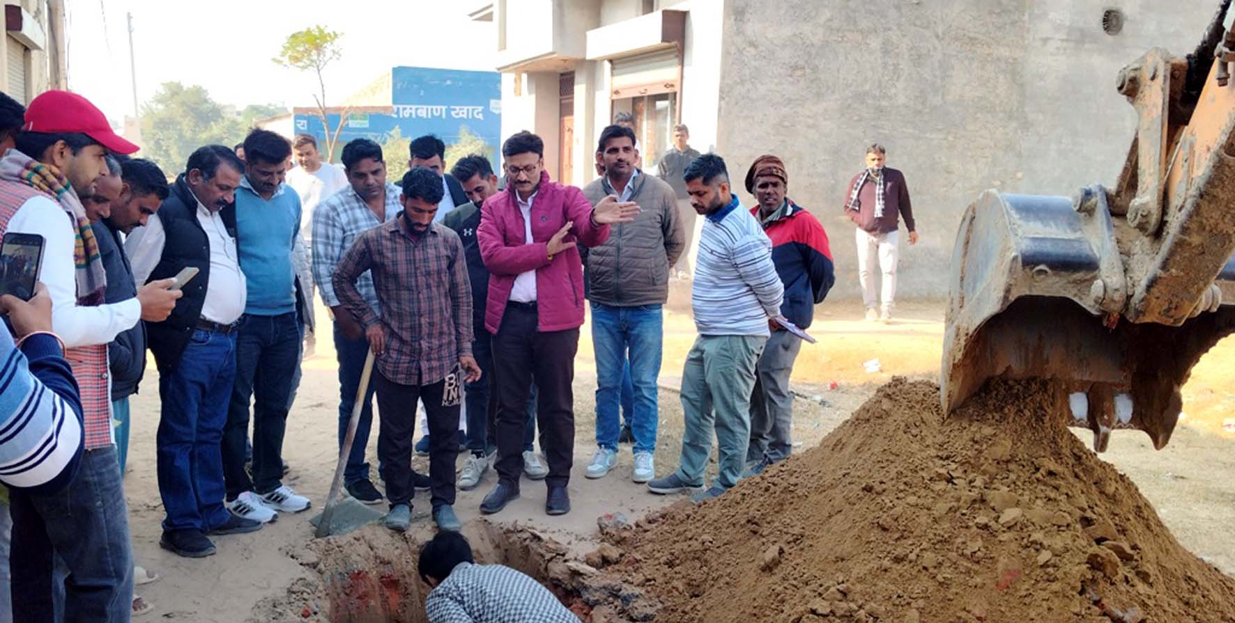 हनुमान कालोनी में सीवरेज लाइन की खुदाई कर जांच करती एसीबी टीम व अन्य। हनुमान कालोनी में सीवरेज लाइन की खुदाई कर जांच करती एसीबी टीम व अन्य।