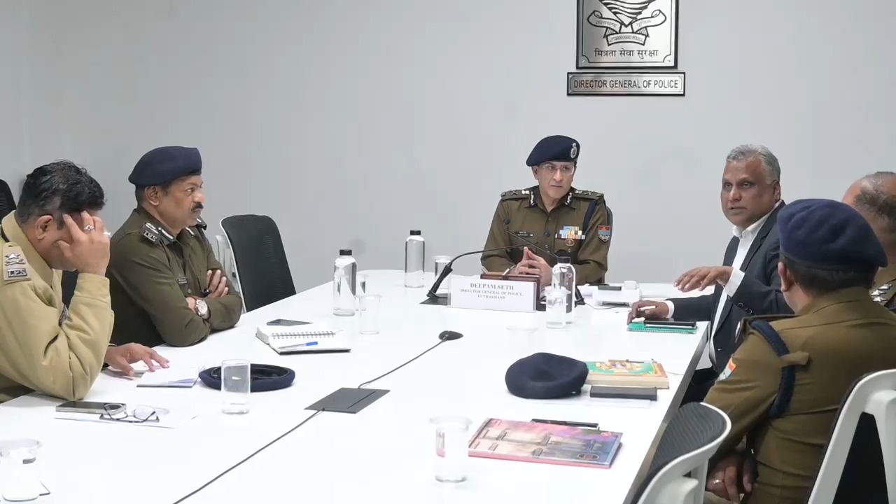 बैठक करते पुलिस महानिदेशक दीपम सेठ। बैठक करते पुलिस महानिदेशक दीपम सेठ।
