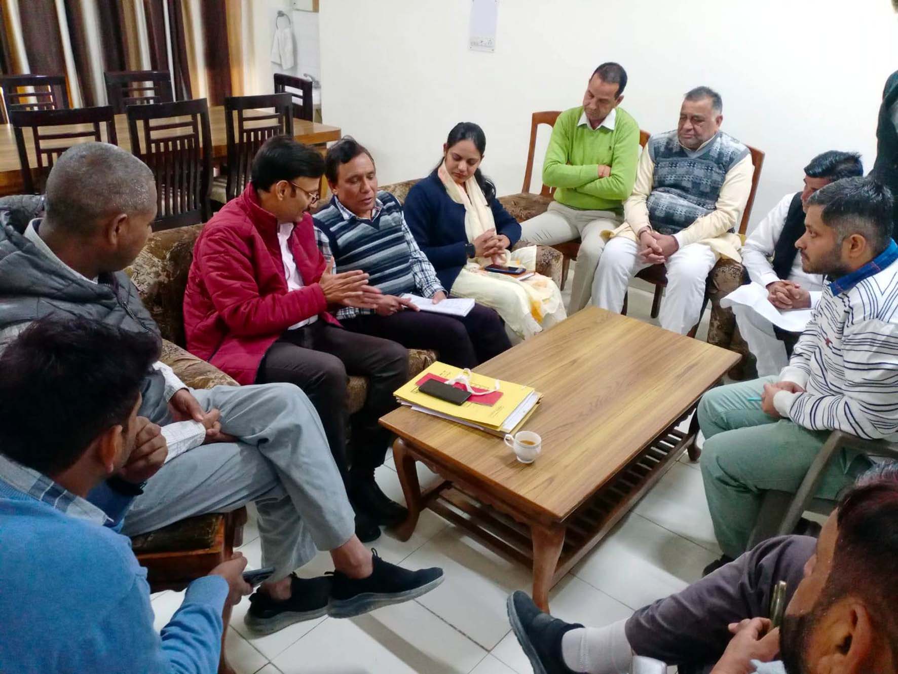 रेस्ट हाउस में एसीबी टीम के एसई दीपक गोयल से बातचीत करते एक्सईएन संजीव त्यागी, कंचन वर्मा व अन्य। रेस्ट हाउस में एसीबी टीम के एसई दीपक गोयल से बातचीत करते एक्सईएन संजीव त्यागी, कंचन वर्मा व अन्य।
