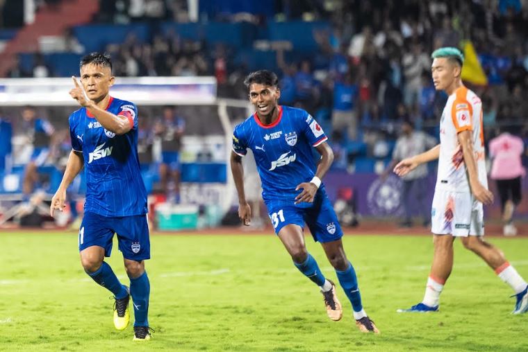 गोल करने के बाद खुशी मनाते बेंगलुरु एफसी के सुनील छेत्री गोल करने के बाद खुशी मनाते बेंगलुरु एफसी के सुनील छेत्री