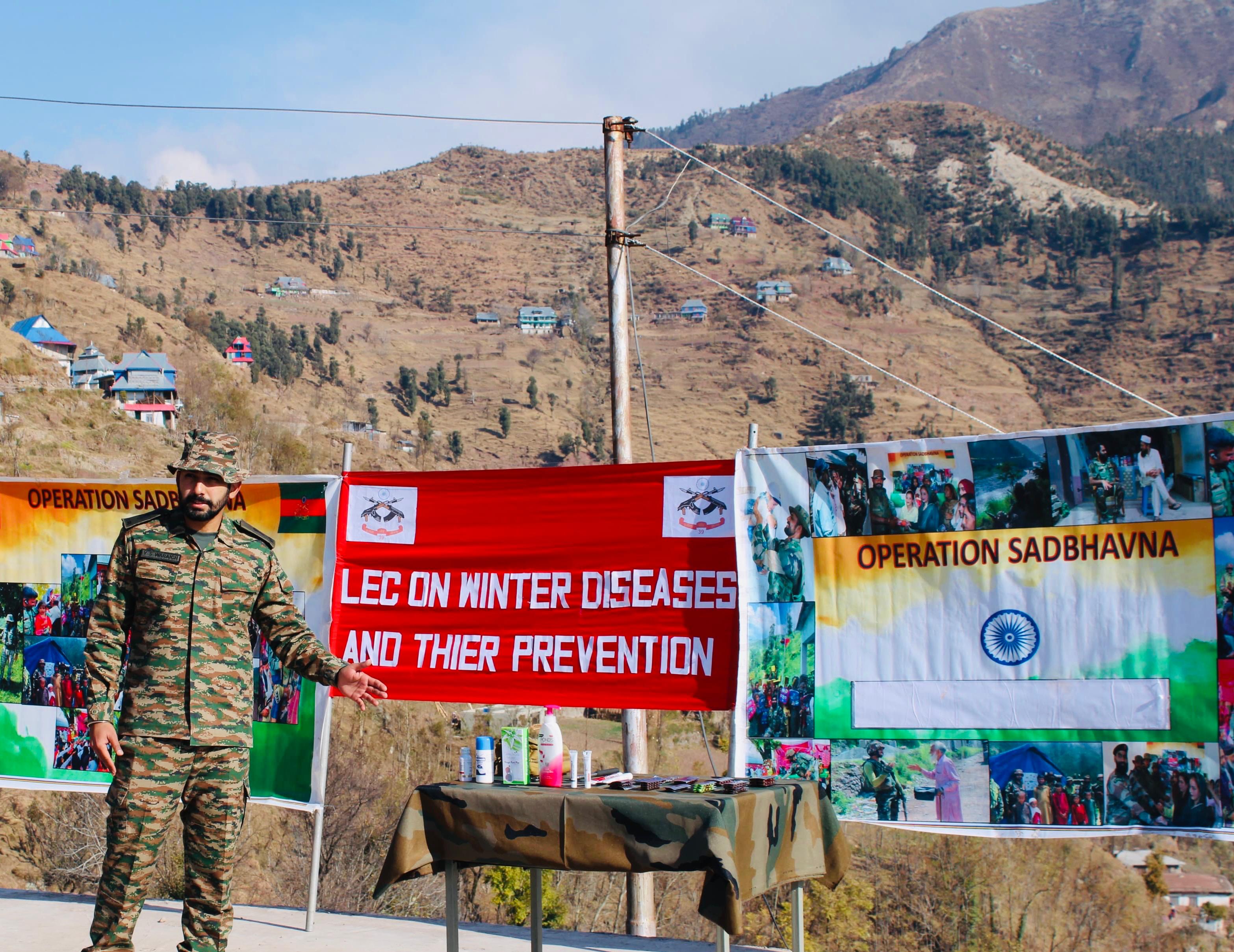 सीमावर्ती गांव के निवासियों को सर्दियों में होने वाली बीमारियों के बारे में शिक्षित किया सीमावर्ती गांव के निवासियों को सर्दियों में होने वाली बीमारियों के बारे में शिक्षित किया