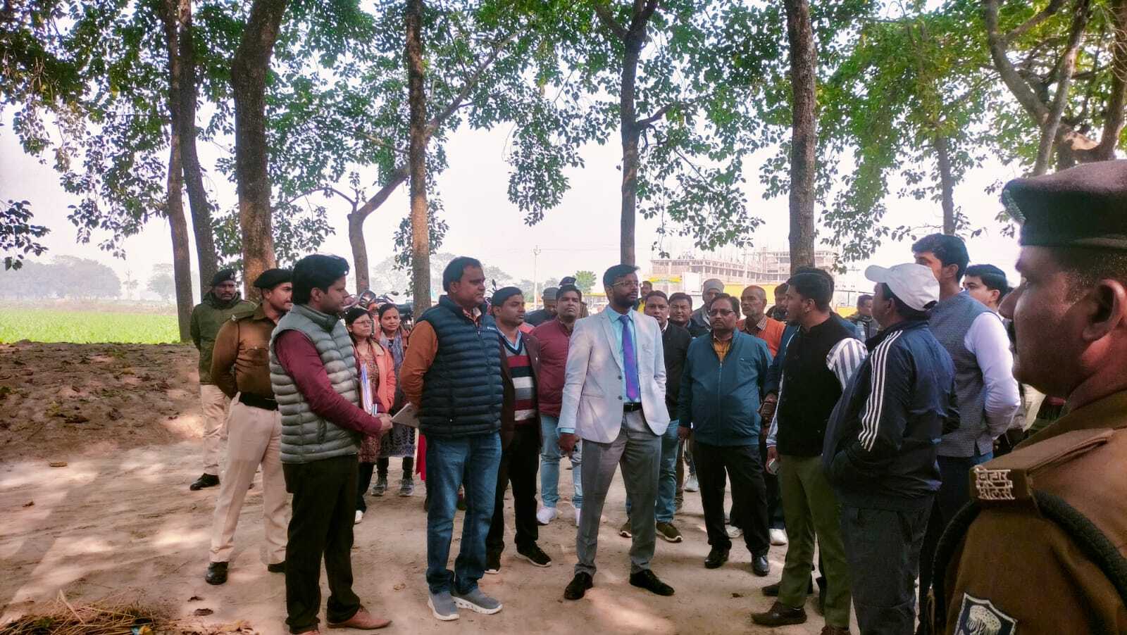 मुख्यमंत्री के कार्यक्रम को लेकर डीएम ने रानीगंज के हांसा पोखर का लिया जायजा मुख्यमंत्री के कार्यक्रम को लेकर डीएम ने रानीगंज के हांसा पोखर का लिया जायजा