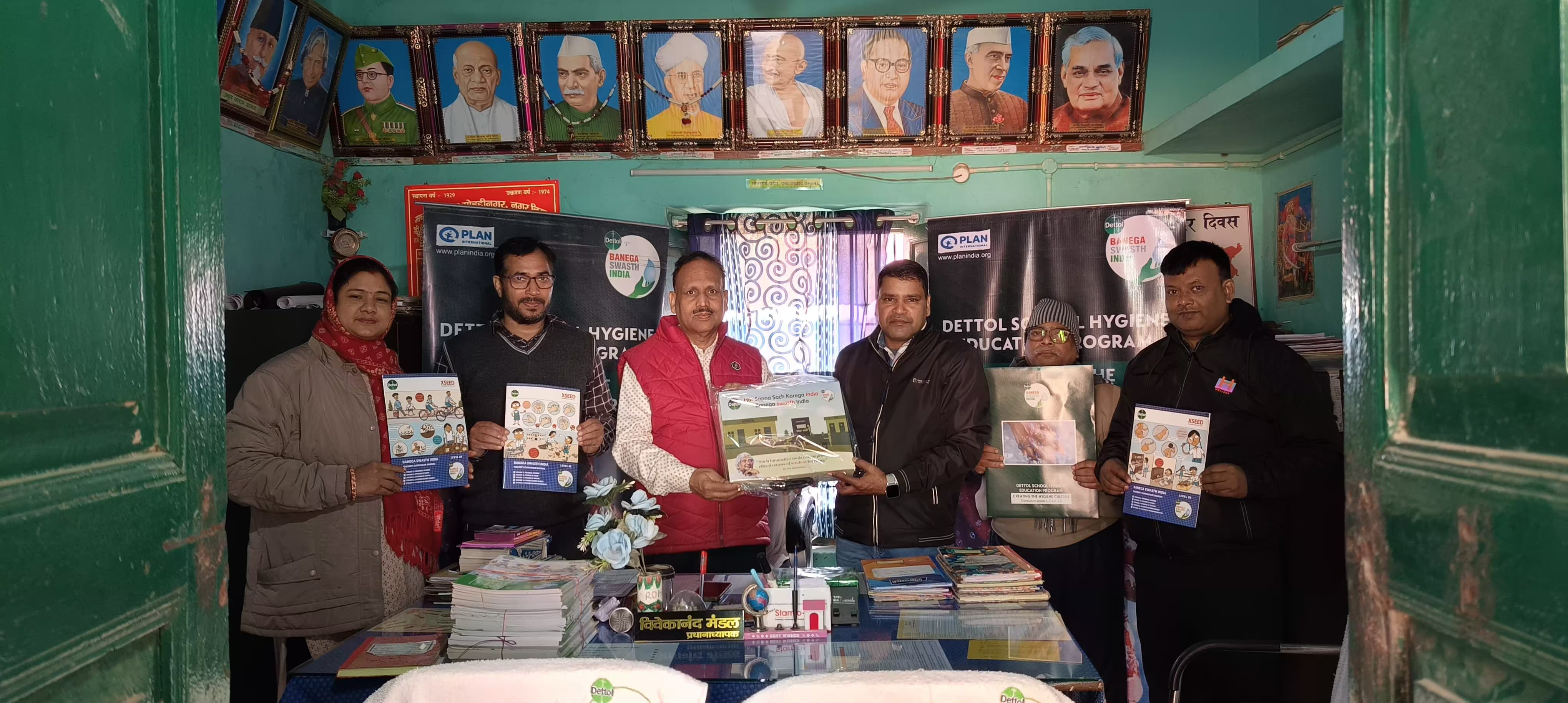 स्वच्छता किट बांटते संस्था के लोग