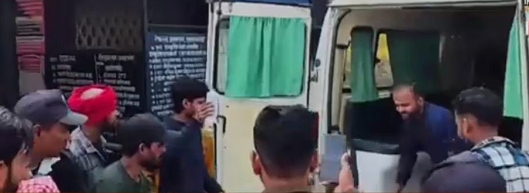 घायलों को अस्पताल ले जाते लोग घायलों को अस्पताल ले जाते लोग
