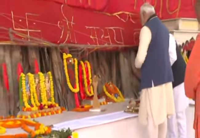 अक्षय वट की पूजा करते मोदी अक्षय वट की पूजा करते मोदी