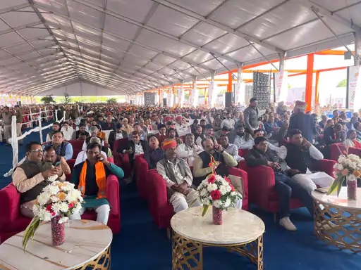 कार्यक्रम में माैजूद भीड़। कार्यक्रम में माैजूद भीड़।