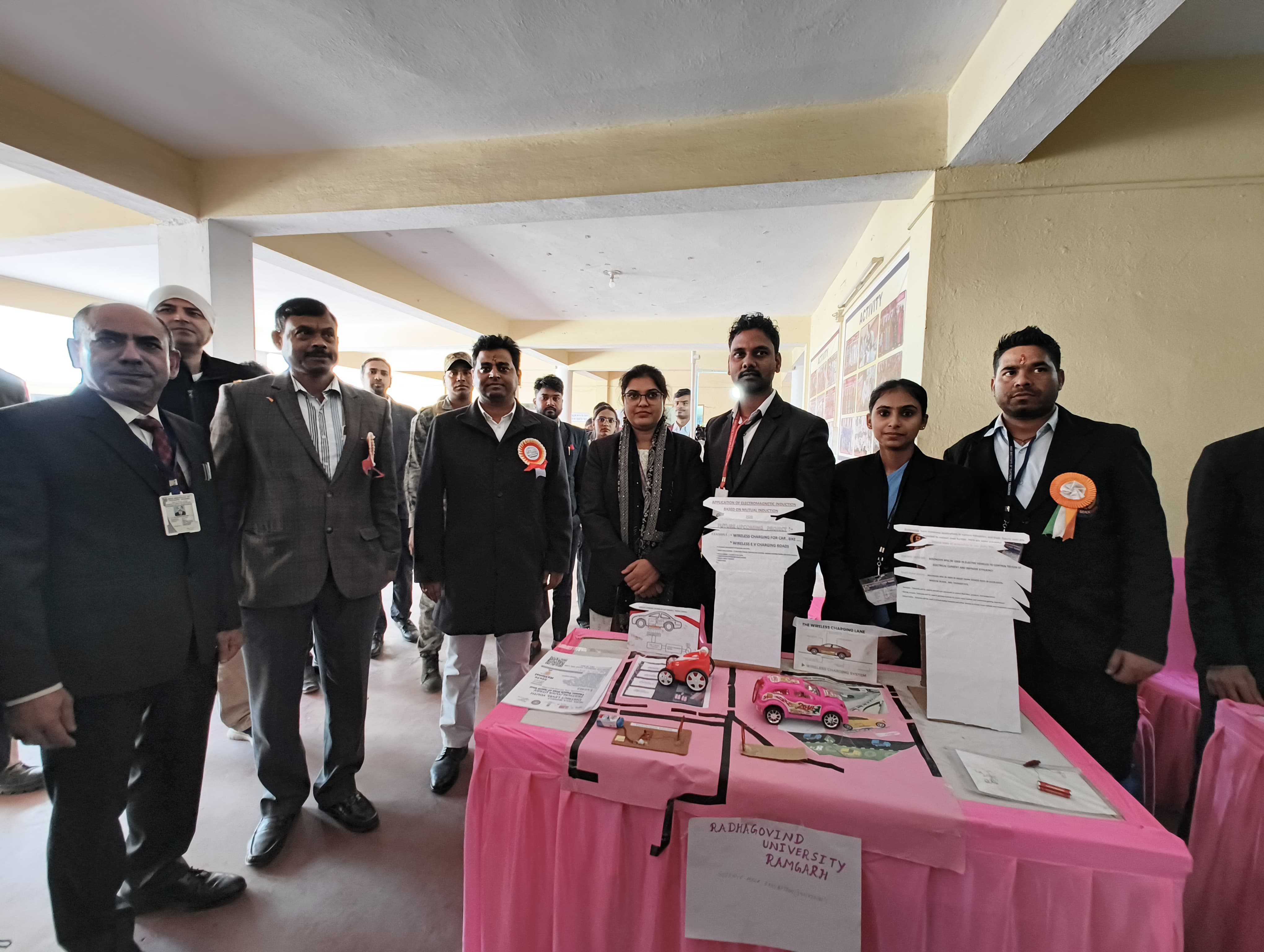 प्रतिभागियों के साथ बात करते अधिकारीप्रतिभागियों के साथ बात करते अधिकारी प्रतिभागियों के साथ बात करते अधिकारीप्रतिभागियों के साथ बात करते अधिकारी
