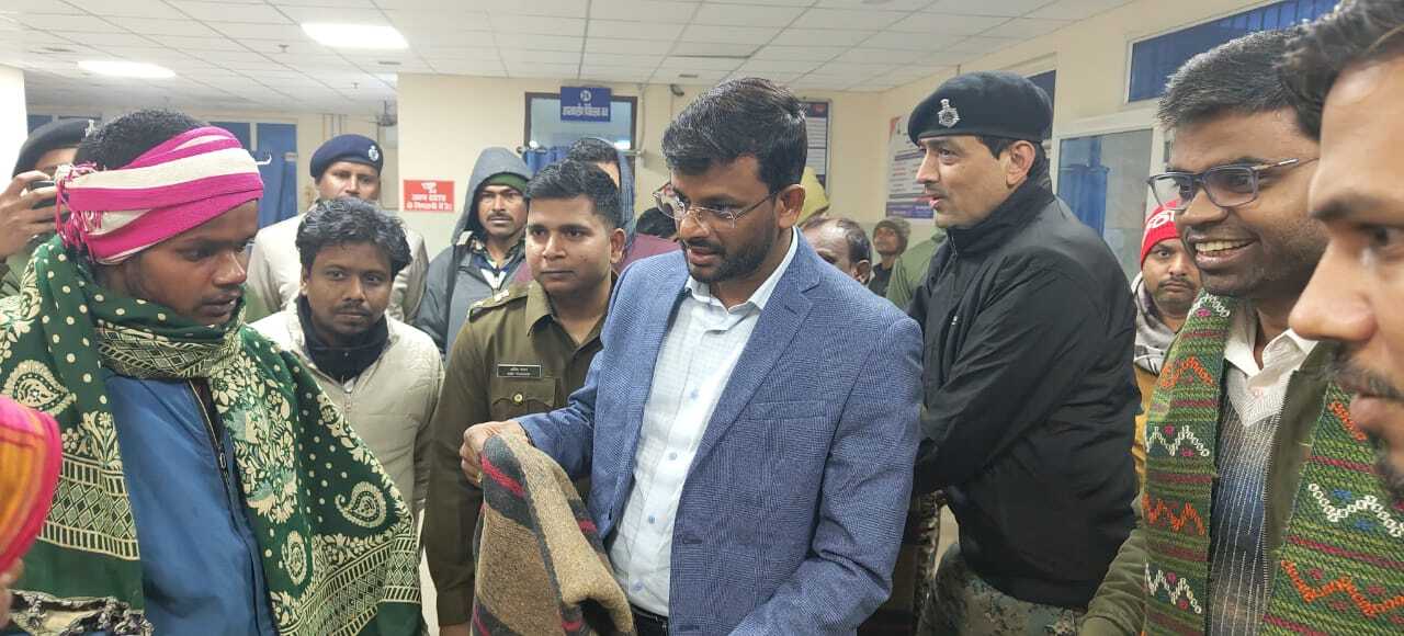 अररिया में डीएम और एसपी ने नि:सहाय व जरूरतमंद लोगों के बीच किया कंबल का वितरण अररिया में डीएम और एसपी ने नि:सहाय व जरूरतमंद लोगों के बीच किया कंबल का वितरण