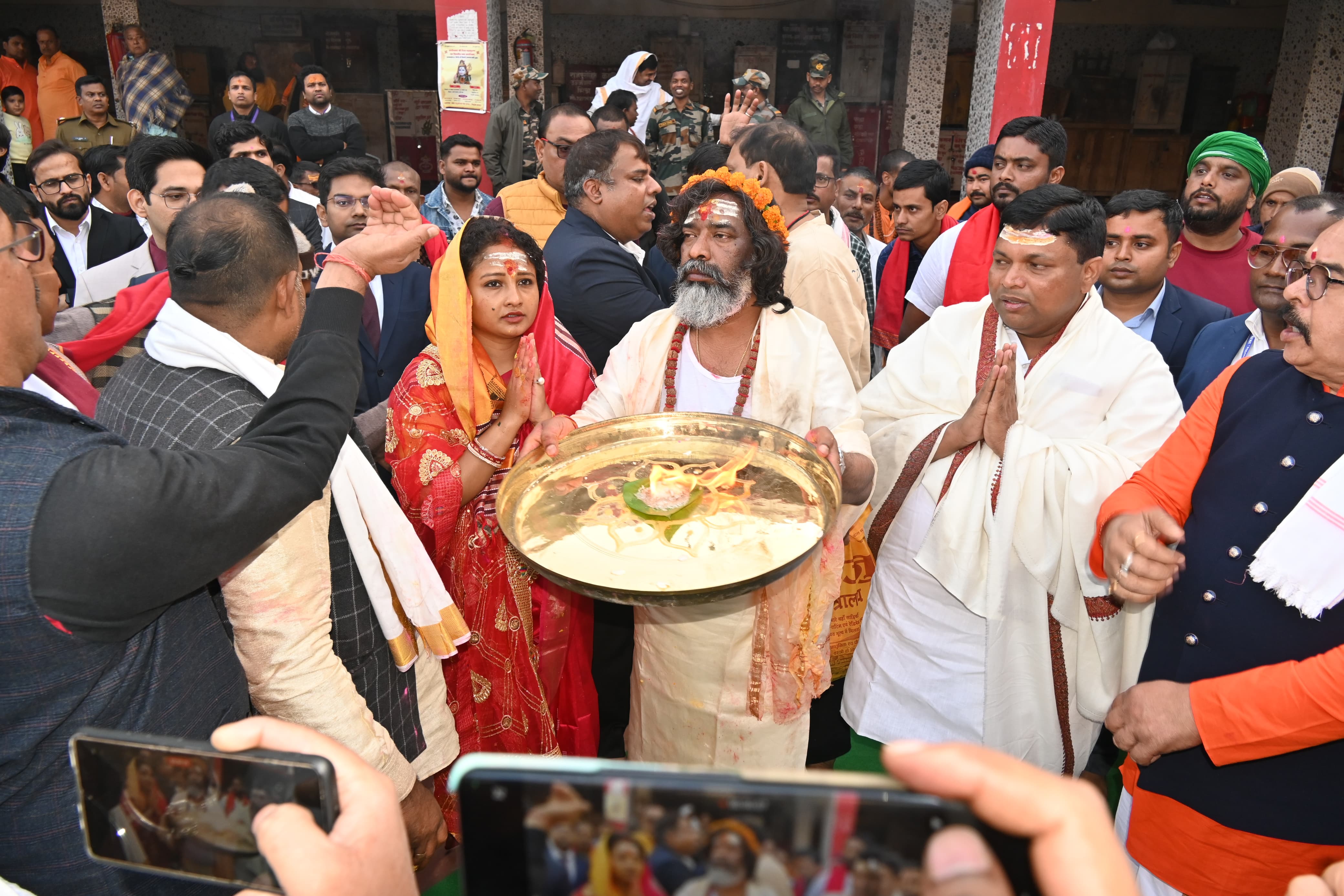 फौजदारी दरबार में पूजा-अर्चना करते सीएम फौजदारी दरबार में पूजा-अर्चना करते सीएम