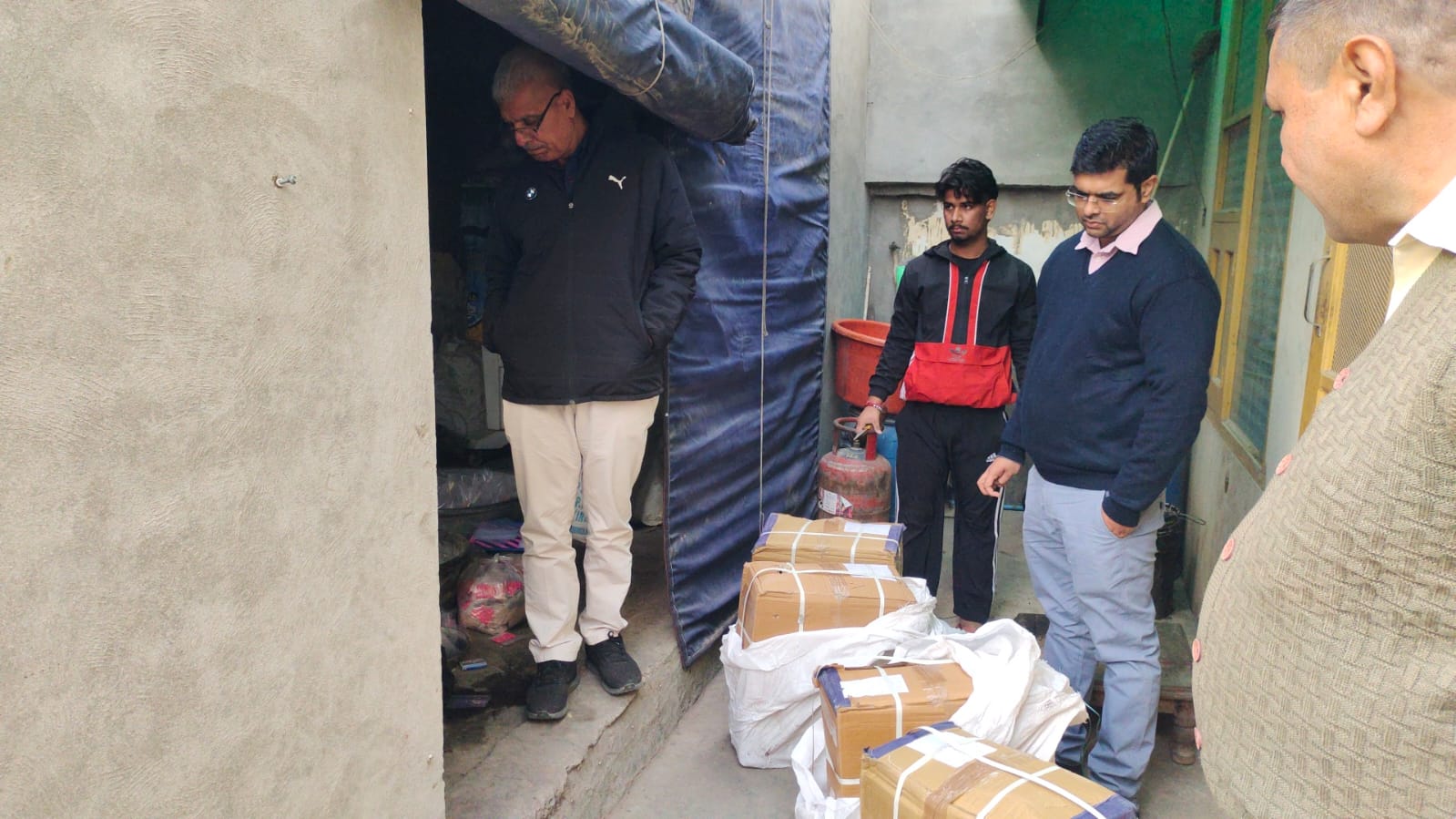 रेड के दौरान घर से बरामद एलोपैथिक दवाइयां बरामद करते सीएम फ्लाइंग के अधिकारी रेड के दौरान घर से बरामद एलोपैथिक दवाइयां बरामद करते सीएम फ्लाइंग के अधिकारी