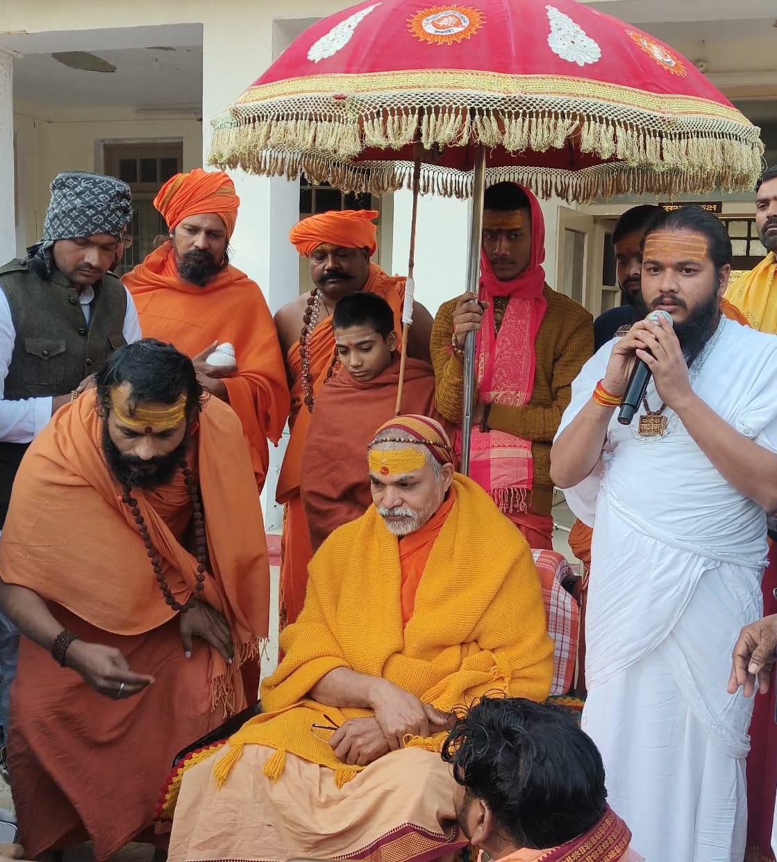 रेस्ट हाउस पर शंकराचार्य अविमुक्तेश्वरानंद सरस्वती का स्वागत करते शहरवासी रेस्ट हाउस पर शंकराचार्य अविमुक्तेश्वरानंद सरस्वती का स्वागत करते शहरवासी