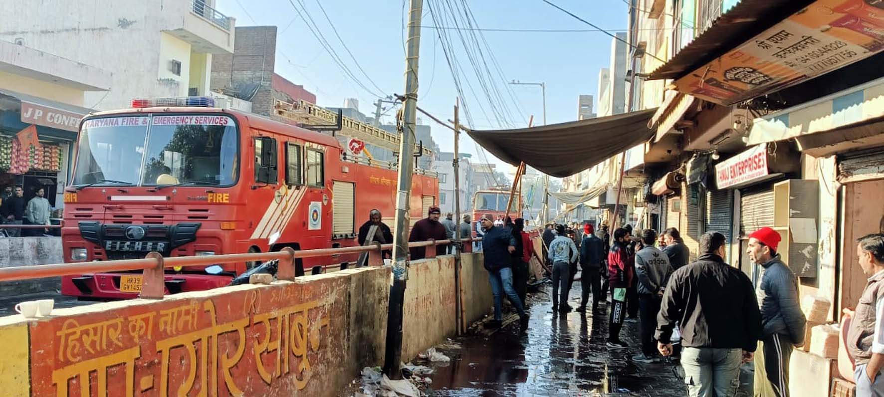 वह दुकान जिसमें आग लगी, मौके पर खड़ी दमकल गाड़ियां। वह दुकान जिसमें आग लगी, मौके पर खड़ी दमकल गाड़ियां।