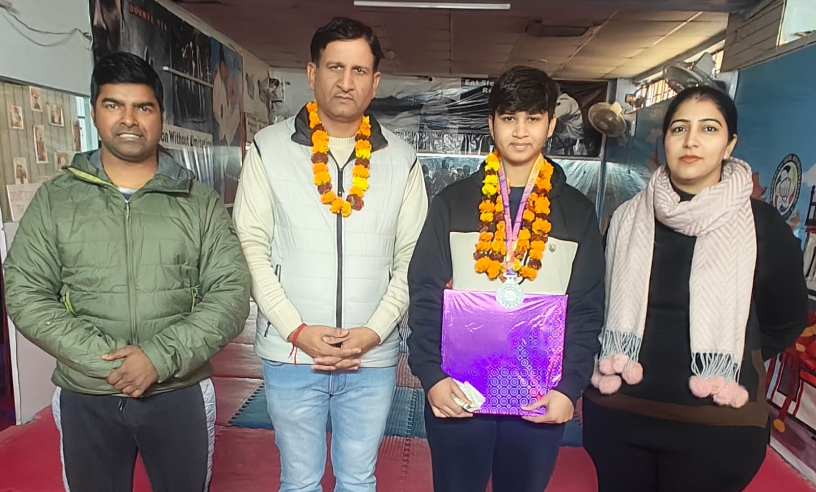 फोटो नंबर-02: मेडल जीतकर लौटी याशिका धारीवाल व कोच का स्वागत करते अकादमी संचालक। फोटो नंबर-02: मेडल जीतकर लौटी याशिका धारीवाल व कोच का स्वागत करते अकादमी संचालक।