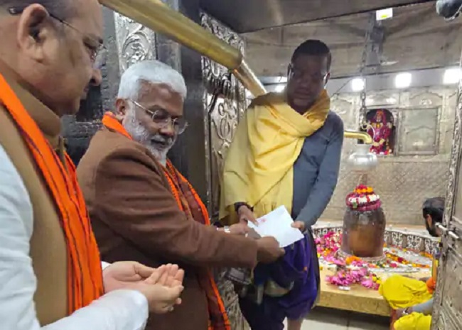 भगवान महाकाल को महाकुंभ का निमंत्रण देते हुए यूपी के दो मंत्री भगवान महाकाल को महाकुंभ का निमंत्रण देते हुए यूपी के दो मंत्री