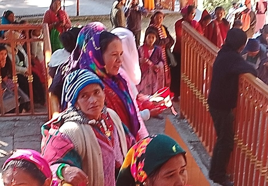देवाल के वाण में लाटू धाम के कपाट बंद होने पर पहुंचे श्रद्धालु। देवाल के वाण में लाटू धाम के कपाट बंद होने पर पहुंचे श्रद्धालु।