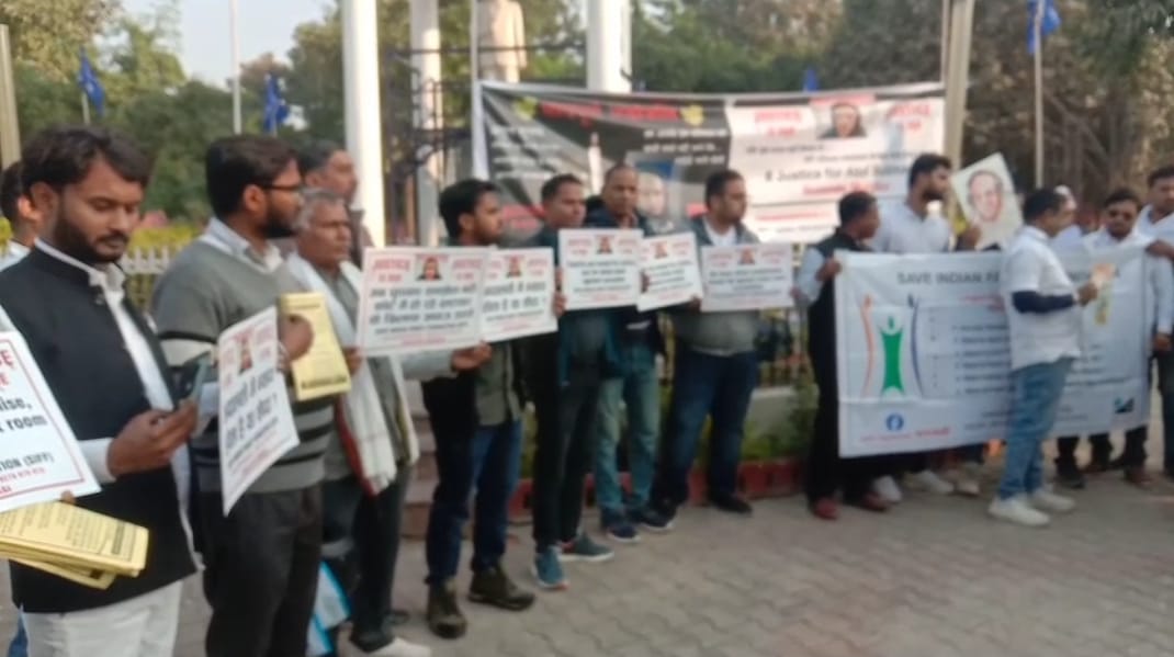 अतुल सुभाष की आत्म हत्या को लेकर सामाजिक संस्था सेव इंडियन फैमली फाउंडेशन एवं दोस्त ने निकाला कैंडल मार्च दिया श्रद्धांजलि अतुल सुभाष की आत्म हत्या को लेकर सामाजिक संस्था सेव इंडियन फैमली फाउंडेशन एवं दोस्त ने निकाला कैंडल मार्च दिया श्रद्धांजलि