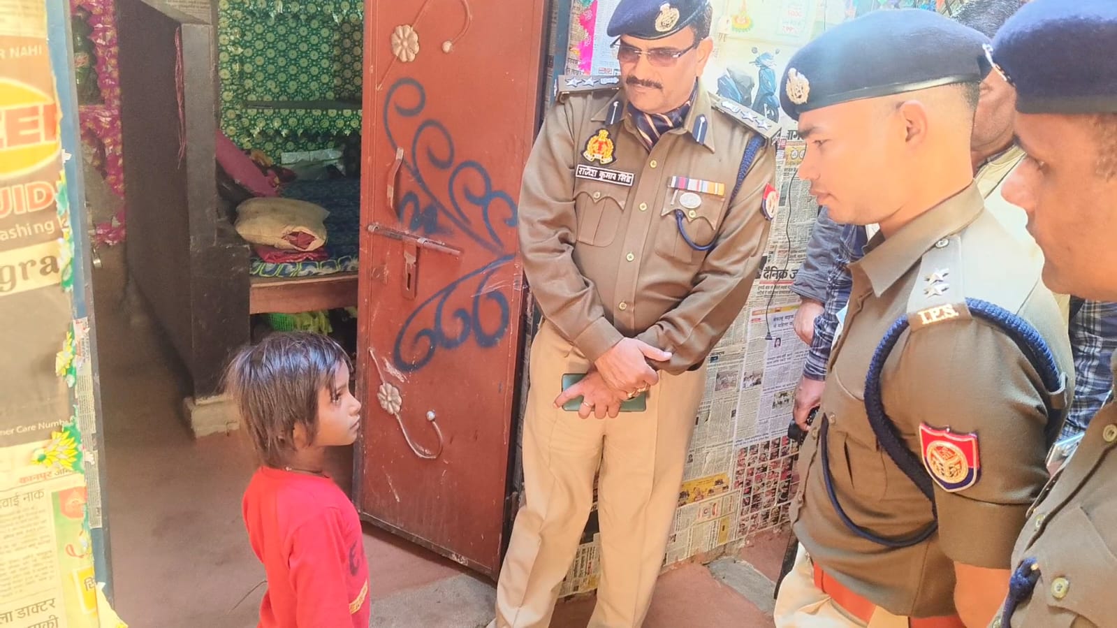 घटना पर मौजूद पुलिस जांच करती हुई घटना पर मौजूद पुलिस जांच करती हुई