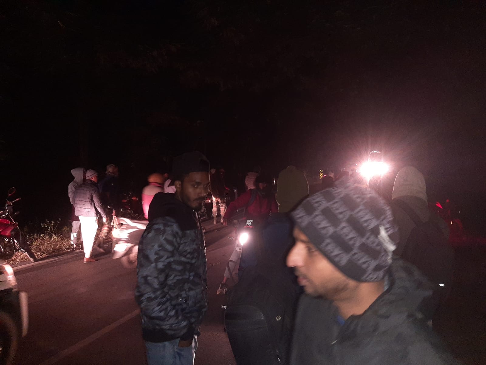 घटनास्थल पर लगी भीड़ घटनास्थल पर लगी भीड़