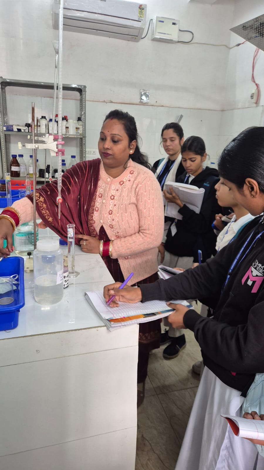 छात्रों ने जल परीक्षण प्रयोगशाला में व्यावहारिक अनुभव प्राप्त किया छात्रों ने जल परीक्षण प्रयोगशाला में व्यावहारिक अनुभव प्राप्त किया