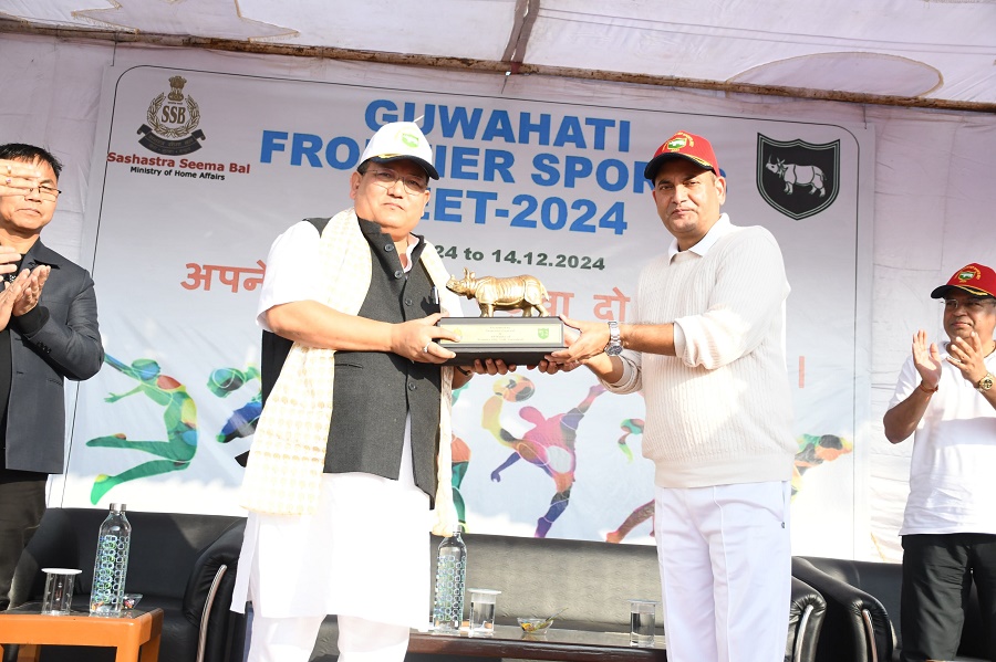 असमः रंगिया में तीन दिवसीय फ्रंटियर एसएसबी गुवाहाटी स्पोर्ट्स मीट-2024 समापन अवसर पर मुख्य अतिथि बीटीआर के सीईएम प्रमोद बोडो का स्वागत करते एसएसबी के अधिकारी। असमः रंगिया में तीन दिवसीय फ्रंटियर एसएसबी गुवाहाटी स्पोर्ट्स मीट-2024 समापन अवसर पर मुख्य अतिथि बीटीआर के सीईएम प्रमोद बोडो का स्वागत करते एसएसबी के अधिकारी।