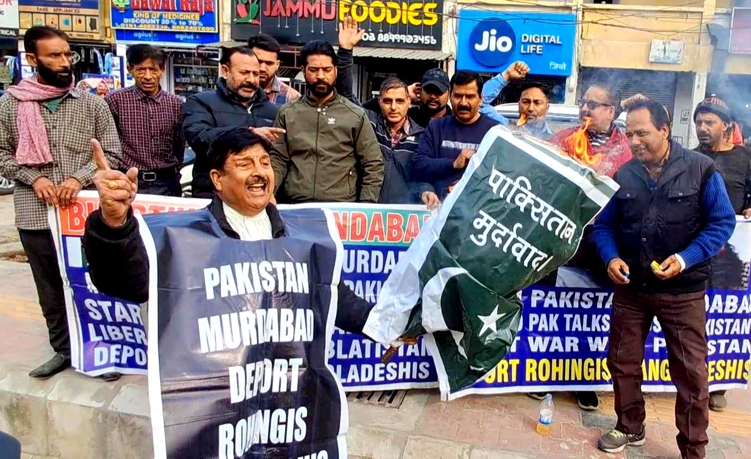 जम्मू में पाकिस्तान और बांग्लादेश के विरोध में निकाली रैली, जलाये पुतले, रोहिंग्याओं को वापस भेजने की मांग जम्मू में पाकिस्तान और बांग्लादेश के विरोध में निकाली रैली, जलाये पुतले, रोहिंग्याओं को वापस भेजने की मांग