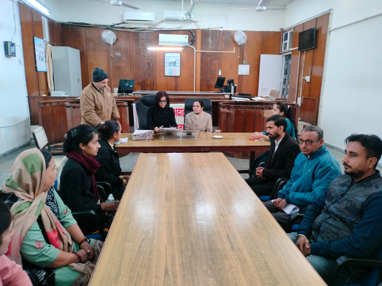 लोक अदालत में मामलों का निपटान करते हुए। लोक अदालत में मामलों का निपटान करते हुए।