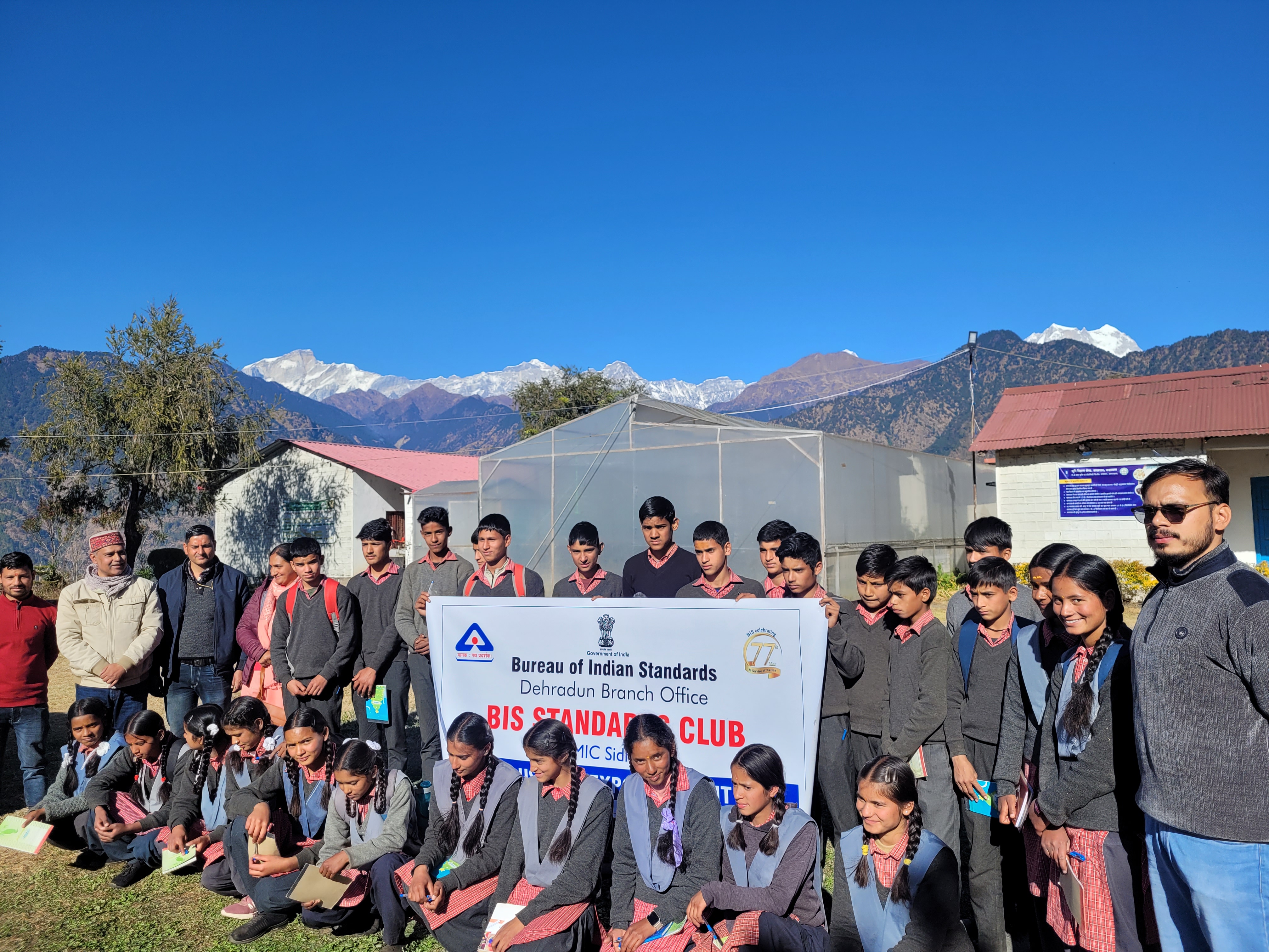 मानकों के बारे में जानकारी लेते छात्र मानकों के बारे में जानकारी लेते छात्र