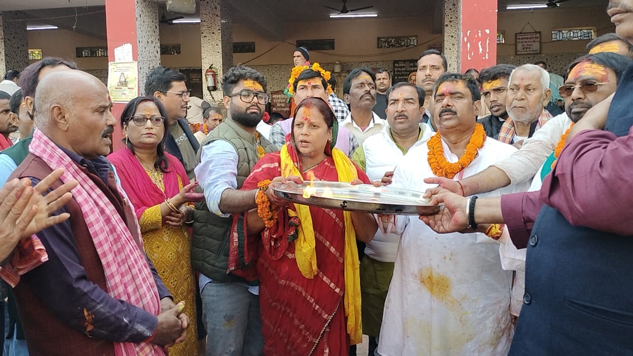 पूजा-अर्चना करते मंत्री पूजा-अर्चना करते मंत्री