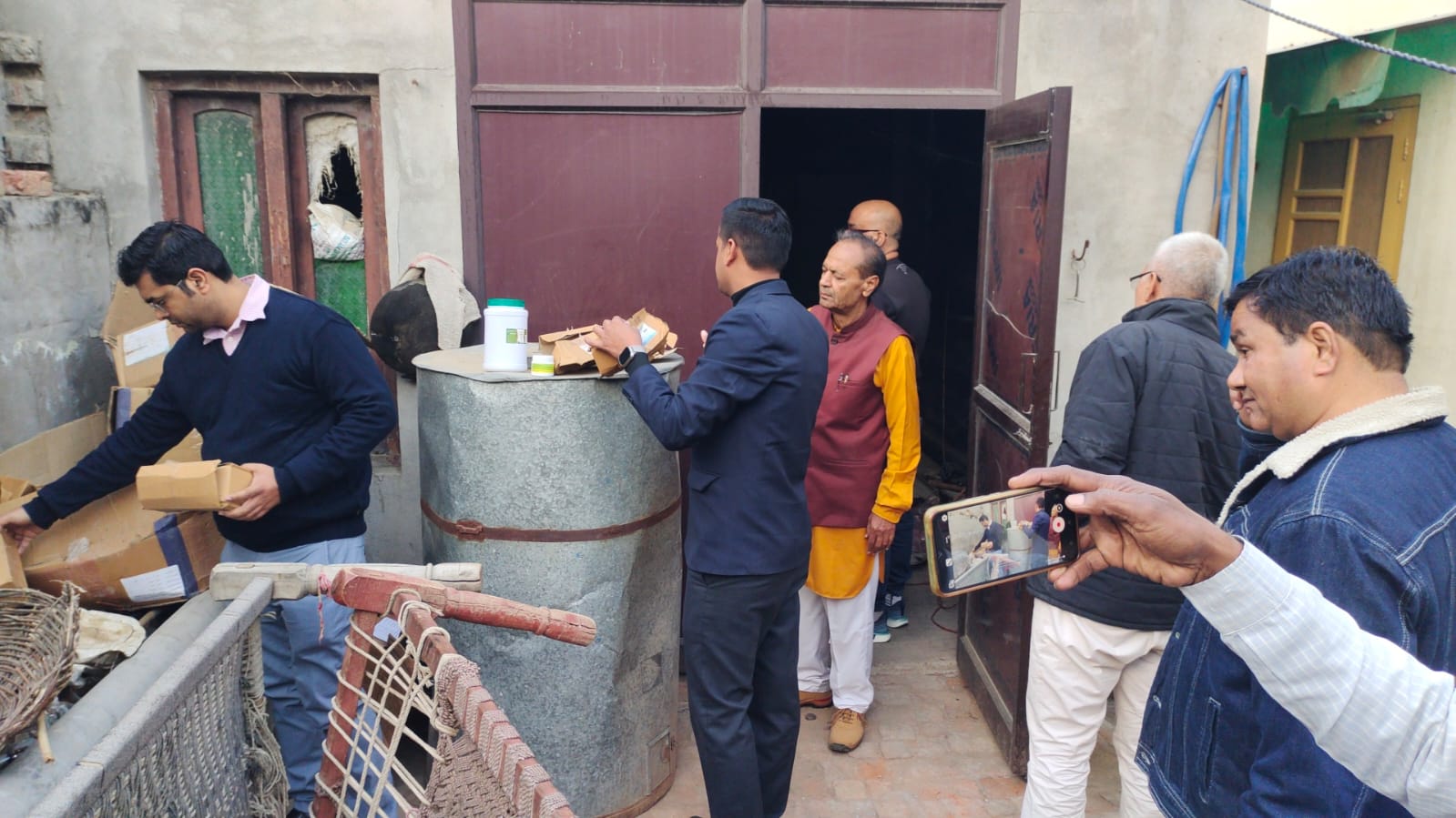 राजौंद में डा. सुरेंद्र के घर से दवाइयां बरामद करते हुए सीएम फ्लाइंग व ड्रग कंट्रोल अधिकारी राजौंद में डा. सुरेंद्र के घर से दवाइयां बरामद करते हुए सीएम फ्लाइंग व ड्रग कंट्रोल अधिकारी