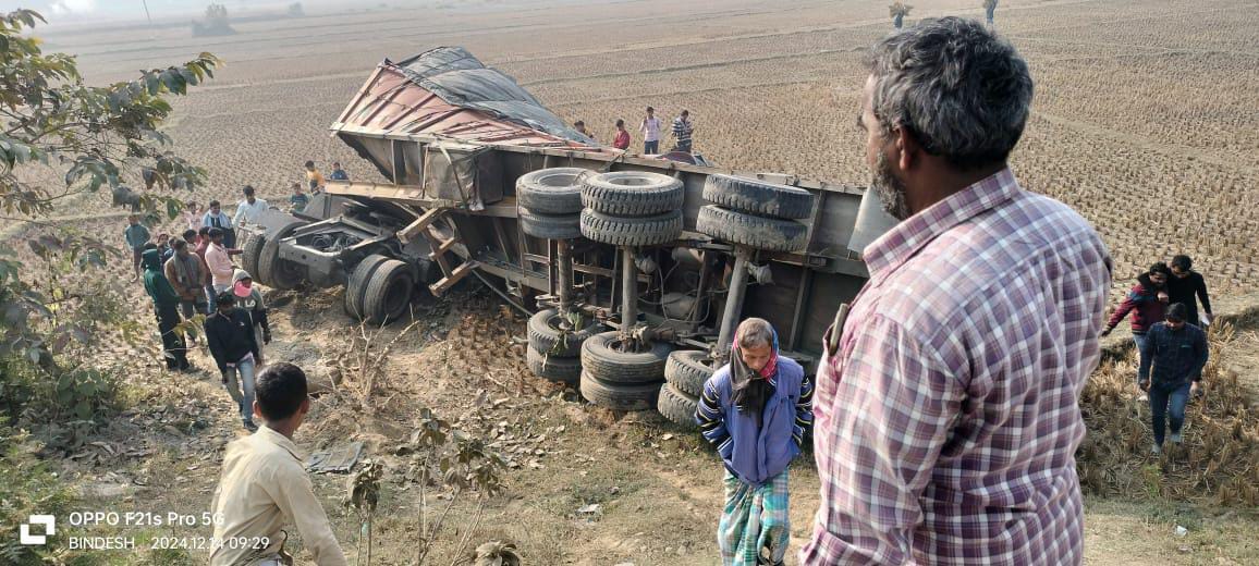 चावल लदा ट्रक पलटा, ड्राइवर गंभीर रूप से घायल चावल लदा ट्रक पलटा, ड्राइवर गंभीर रूप से घायल