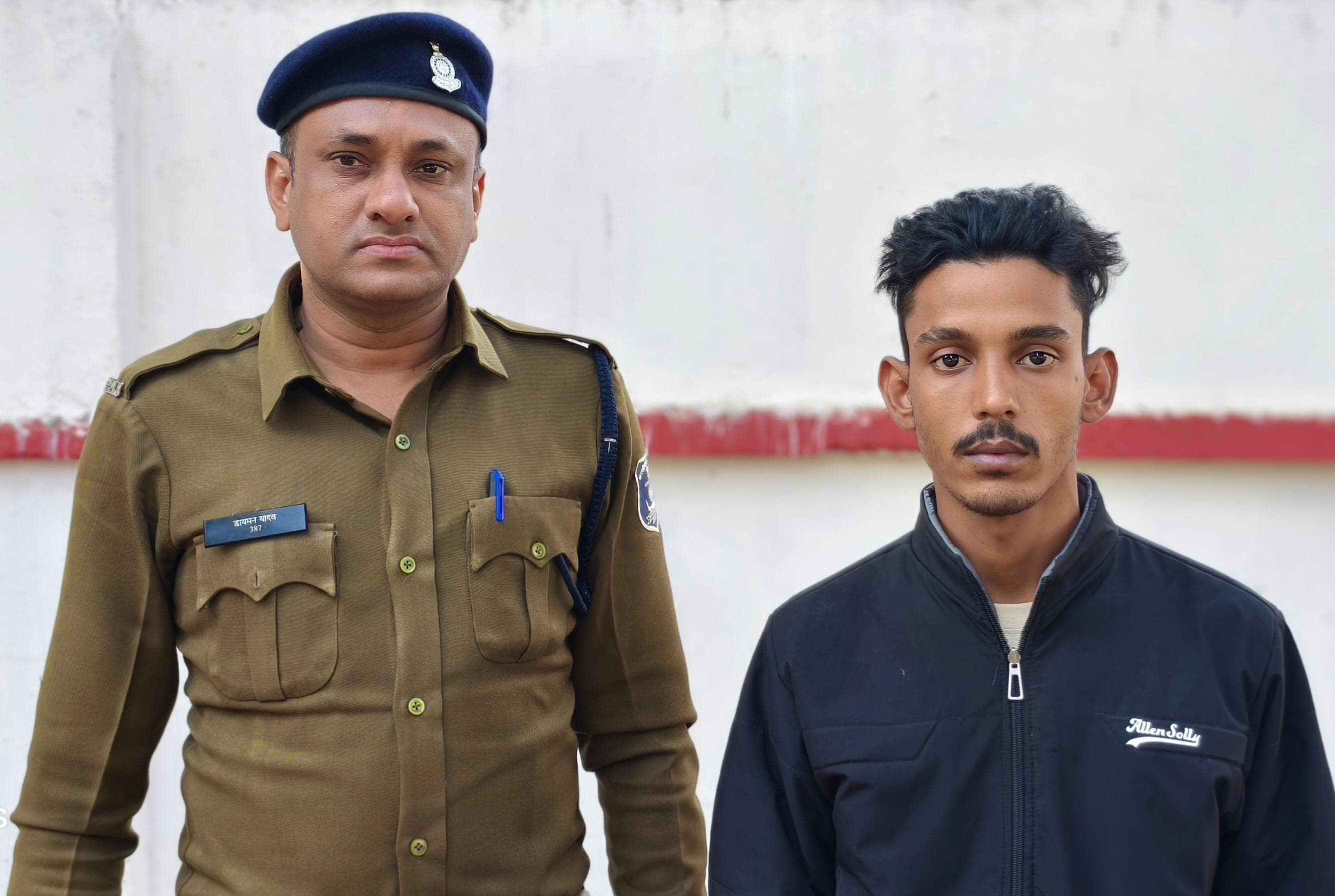सिटी कोतवाली थाना में गिरफ्तार आरोपित व पुलिस। सिटी कोतवाली थाना में गिरफ्तार आरोपित व पुलिस।