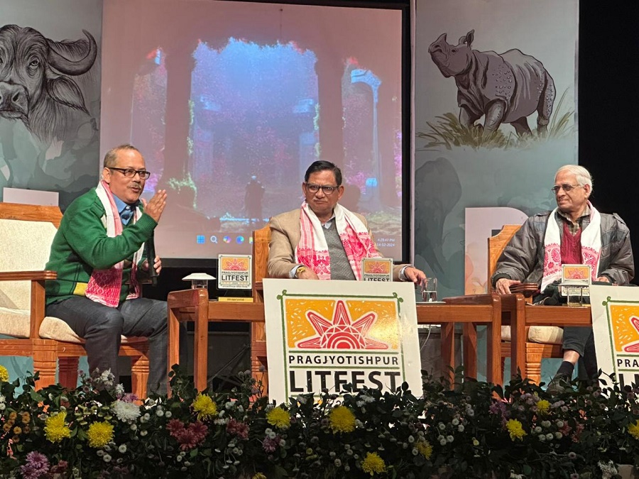 गुवाहाटीः श्रीमंत शंकरदेव कलाक्षेत्र में आयोजित तीन दिवसीय प्राग्ज्योतिषपुर साहित्य उत्सव 2024 के दूसरे दिन परिचर्चा में हिस्सा लेते अतिथिगण। गुवाहाटीः श्रीमंत शंकरदेव कलाक्षेत्र में आयोजित तीन दिवसीय प्राग्ज्योतिषपुर साहित्य उत्सव 2024 के दूसरे दिन परिचर्चा में हिस्सा लेते अतिथिगण।
