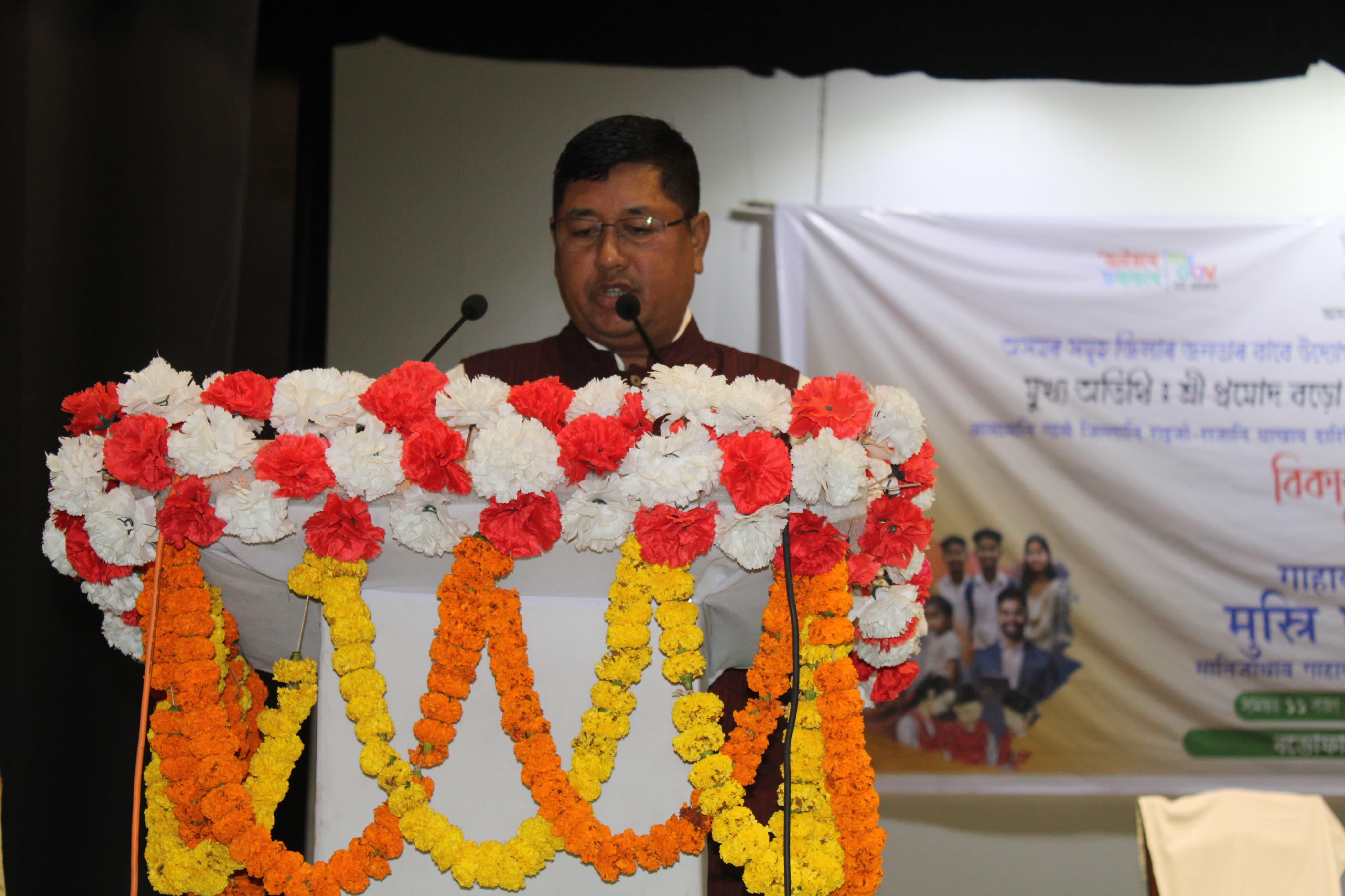 विधायक लॉरेंस इस्लारी ने कोकराझार में हिताधिकारियों को चेक वितरित किए विधायक लॉरेंस इस्लारी ने कोकराझार में हिताधिकारियों को चेक वितरित किए
