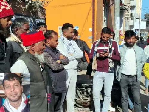 युवक की हत्या के बाद थाने पहुंचे परिजन और इनसेट में मृतक युवक का फोटो। युवक की हत्या के बाद थाने पहुंचे परिजन और इनसेट में मृतक युवक का फोटो।