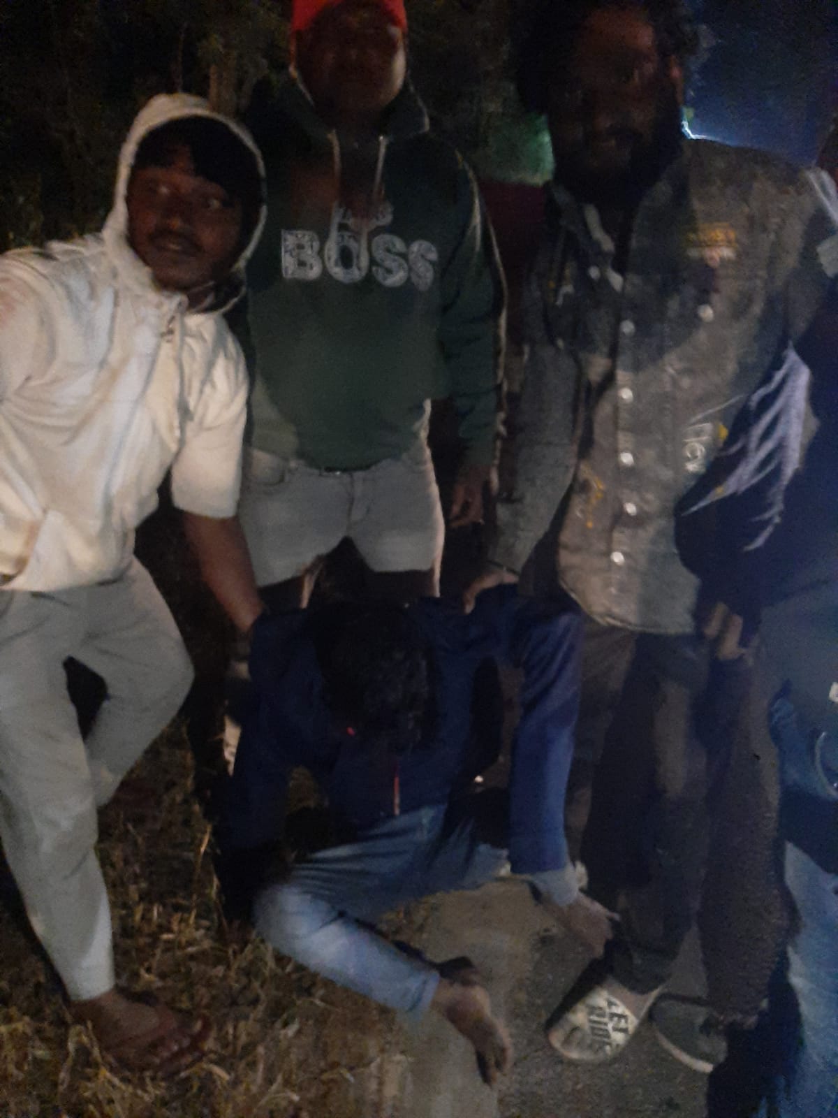 दुर्घटना में घायल युवक दुर्घटना में घायल युवक