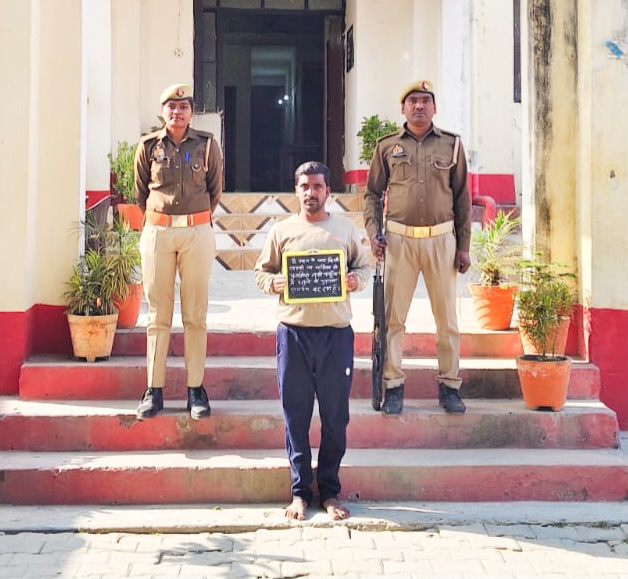 तख्ती लटकाए पहुंचा युवक तख्ती लटकाए पहुंचा युवक