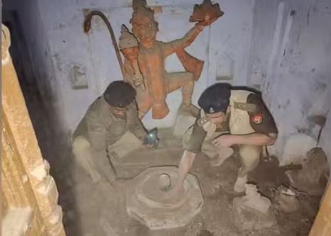 संभल में बंद पड़े 48 साल पुराना मंदिर की सफाई करते पुलिस अफसर संभल में बंद पड़े 48 साल पुराना मंदिर की सफाई करते पुलिस अफसर