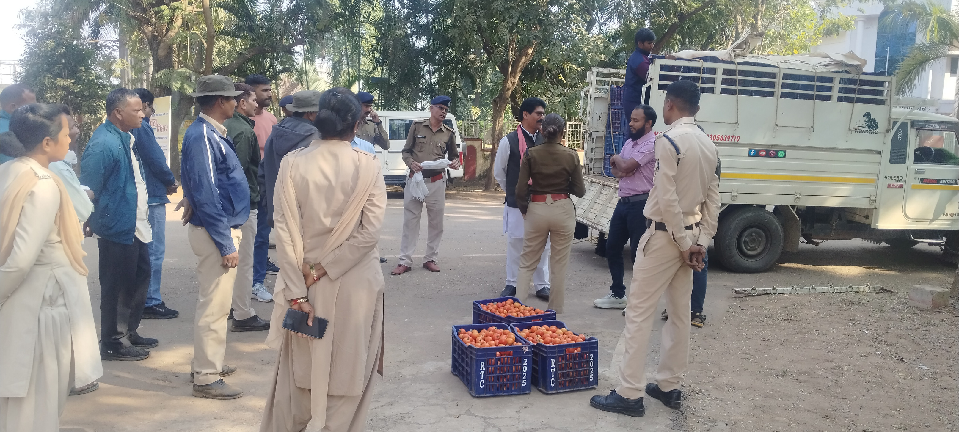 ओवरलोड़ टमाटर : पच्चीस हजार के टमाटर में आरटीओ ने काटा अठाइस हजार का चालान - हिन्दुस्थान समाचार