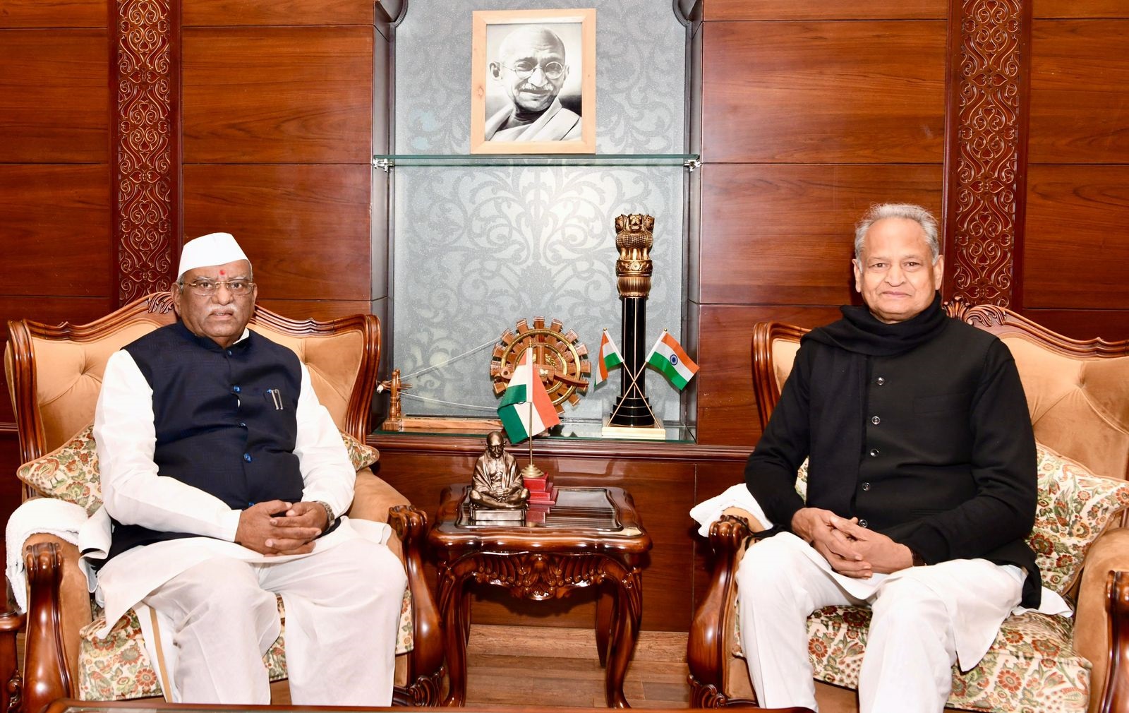 राज्यपाल हरिभाऊ बागडे से पूर्व मुख्यमंत्री अशोक गहलोत की मुलाकात राज्यपाल हरिभाऊ बागडे से पूर्व मुख्यमंत्री अशोक गहलोत की मुलाकात