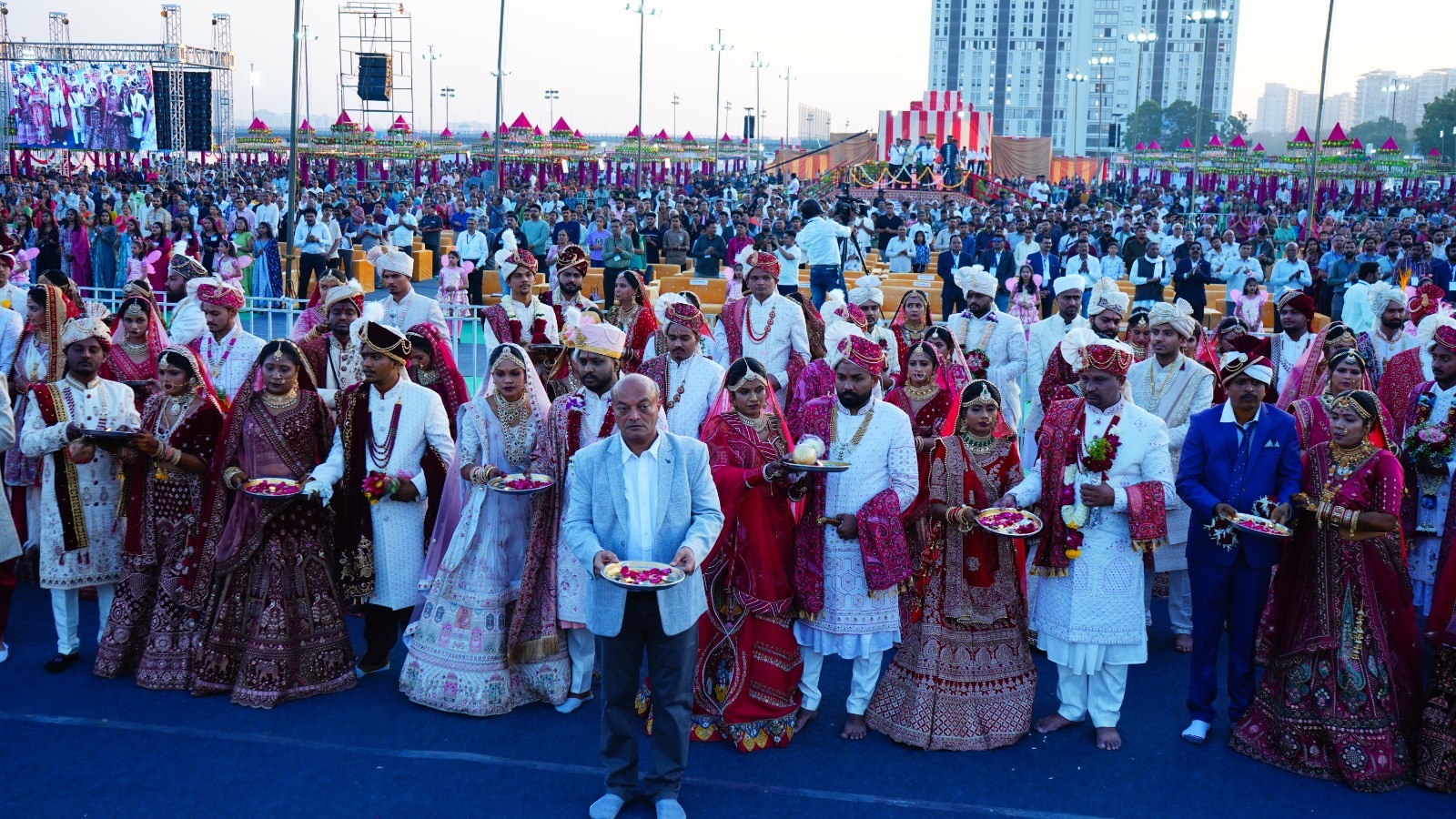 नव विवाहित दंपतियों के साथ मुख्यमंत्री भूपेंद्र पटेल