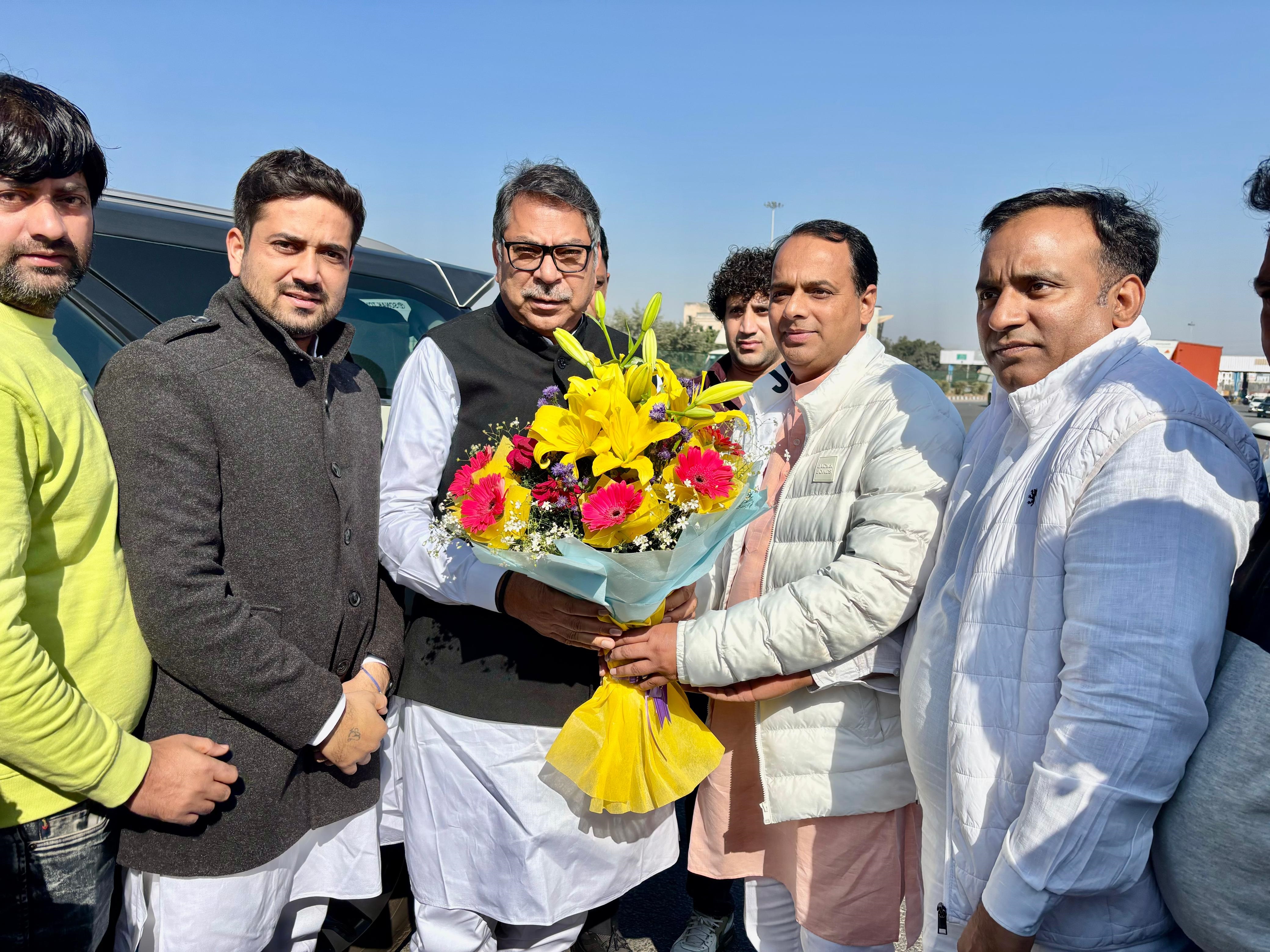 फोटो नंबर-04: गुरुग्राम में खेडक़ीदौला टोल पर भाजपा हरियाणा प्रभारी डा. सतीश पूनिया का स्वागत करते सरपंच सुंदर लाल यादव। फोटो नंबर-04: गुरुग्राम में खेडक़ीदौला टोल पर भाजपा हरियाणा प्रभारी डा. सतीश पूनिया का स्वागत करते सरपंच सुंदर लाल यादव।