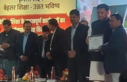 निपुण विद्यालय पुरस्कार सम्मान समाराेह में प्रधानाध्यापक प्रदीप कुमार को बेसिक शिक्षा मंत्री संदीप सिंह निपुण विद्यालय पुरस्कार सम्मान समाराेह में प्रधानाध्यापक प्रदीप कुमार को बेसिक शिक्षा मंत्री संदीप सिंह