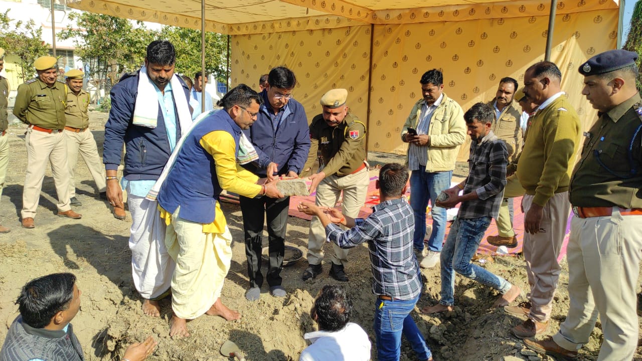 चित्तौड़गढ़ पुलिस लाइन में शनिवार को लाइब्रेरी के लिए भूमि पूजन करते पुलिस अधीक्षक। चित्तौड़गढ़ पुलिस लाइन में शनिवार को लाइब्रेरी के लिए भूमि पूजन करते पुलिस अधीक्षक।