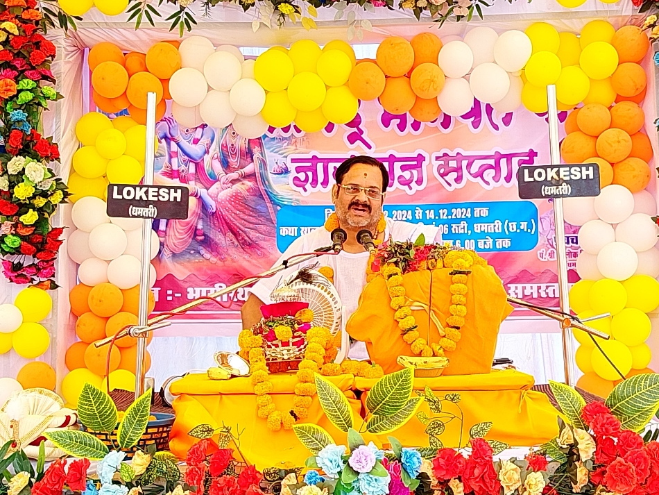 धमतरी के कथावाचक पंडित आलोक किशोर तिवारी कथा सुनाते हुए।