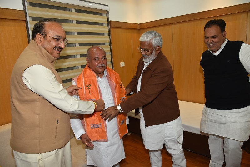 स्वतंत्र देव सिंह एवं दिनेश प्रताप सिंह ने विधानसभा अध्यक्ष नरेंद्र सिंह तोमर से भेंट की स्वतंत्र देव सिंह एवं दिनेश प्रताप सिंह ने विधानसभा अध्यक्ष नरेंद्र सिंह तोमर से भेंट की