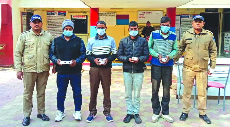 पुलिस गिरफ्त में आरोपित पुलिस गिरफ्त में आरोपित
